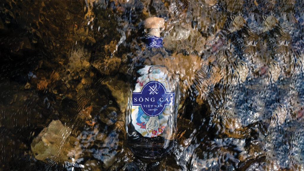 bouteille de Gin Song Cai immergée dans une rivière